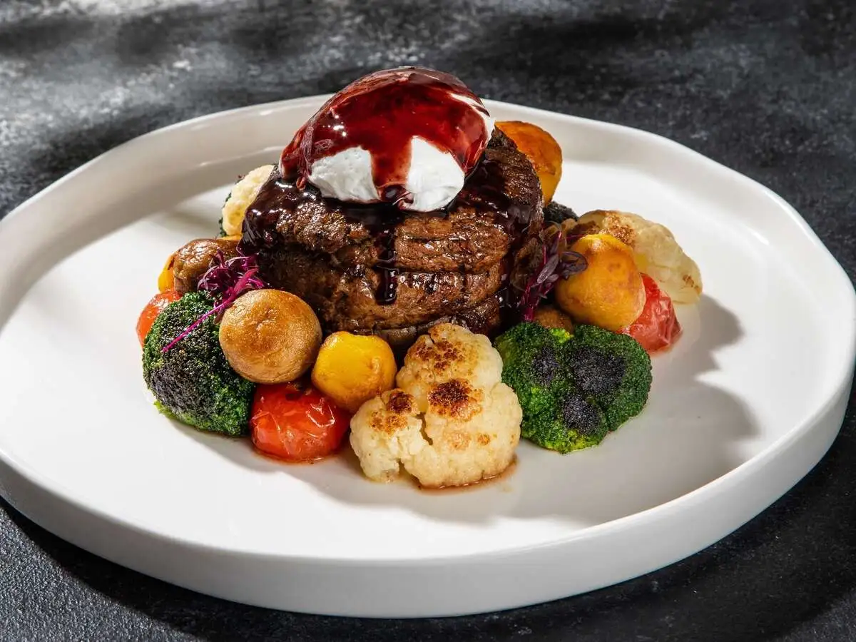 Стейк Филе-миньон с овощами и яйцом пашот350г