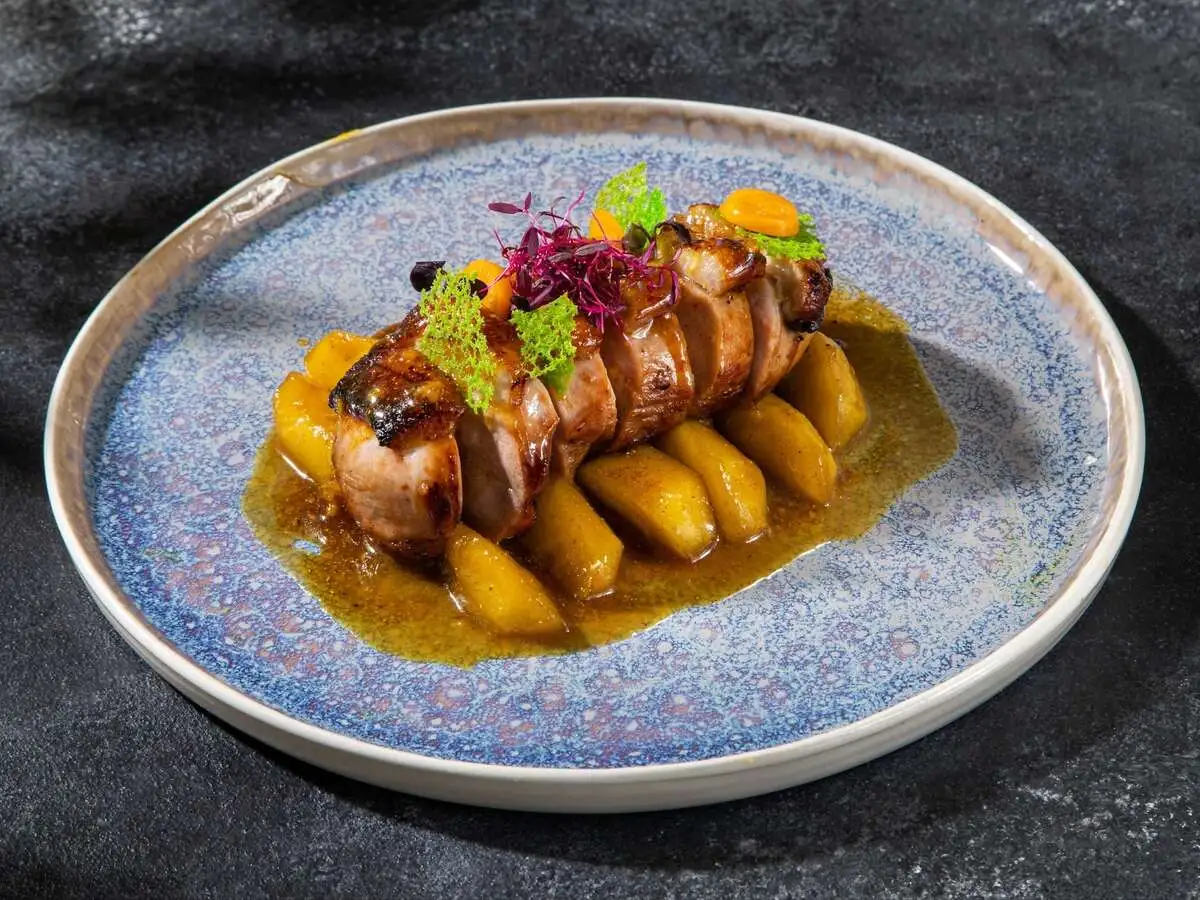 Утиная грудка с яблоком