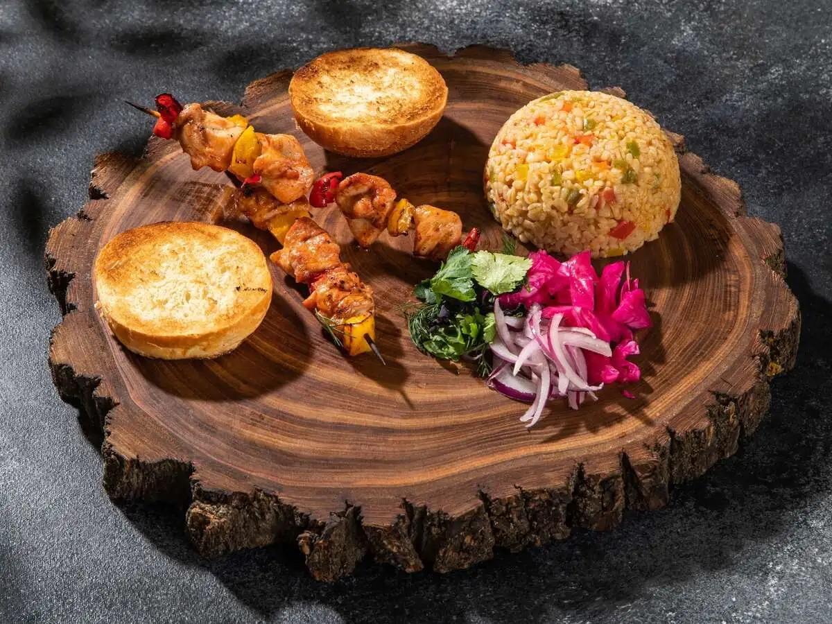 Чеп шиш из филе цыпленка с хлебом, булгуром и овощами250г