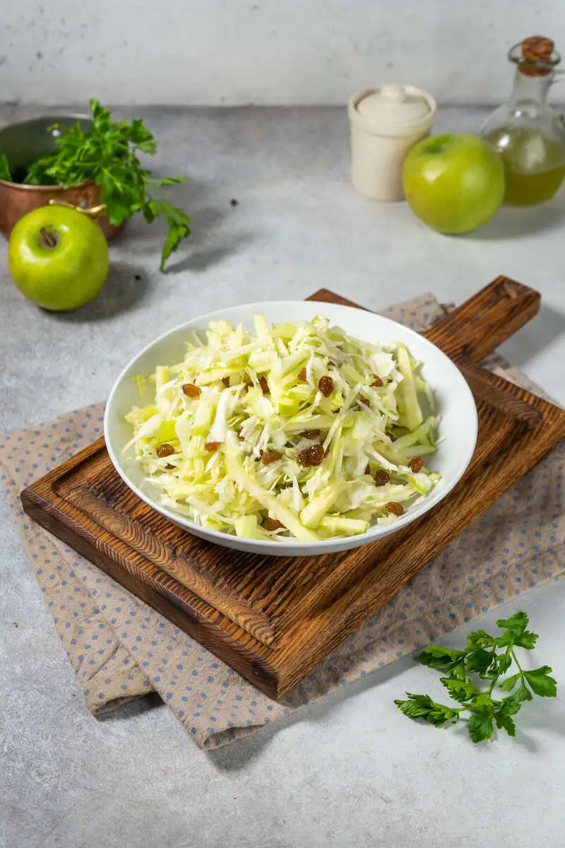 Салат из капусты, сельдерея, яблок и изюма