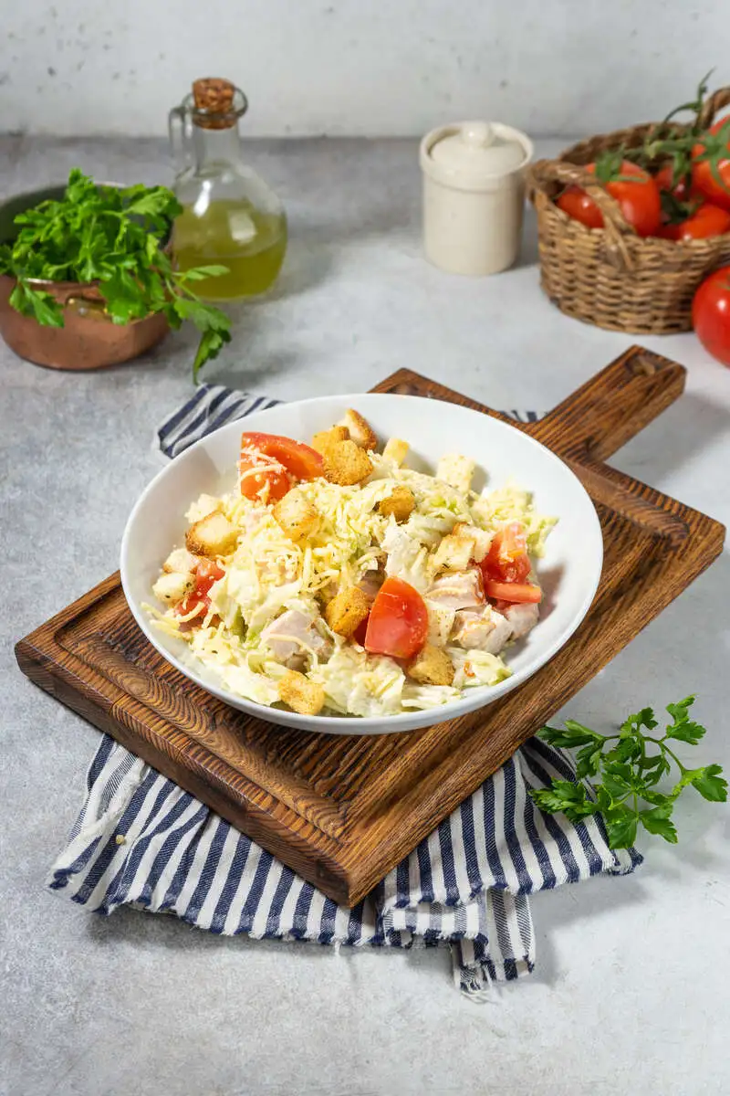Салат Цезарь с копченой курицей