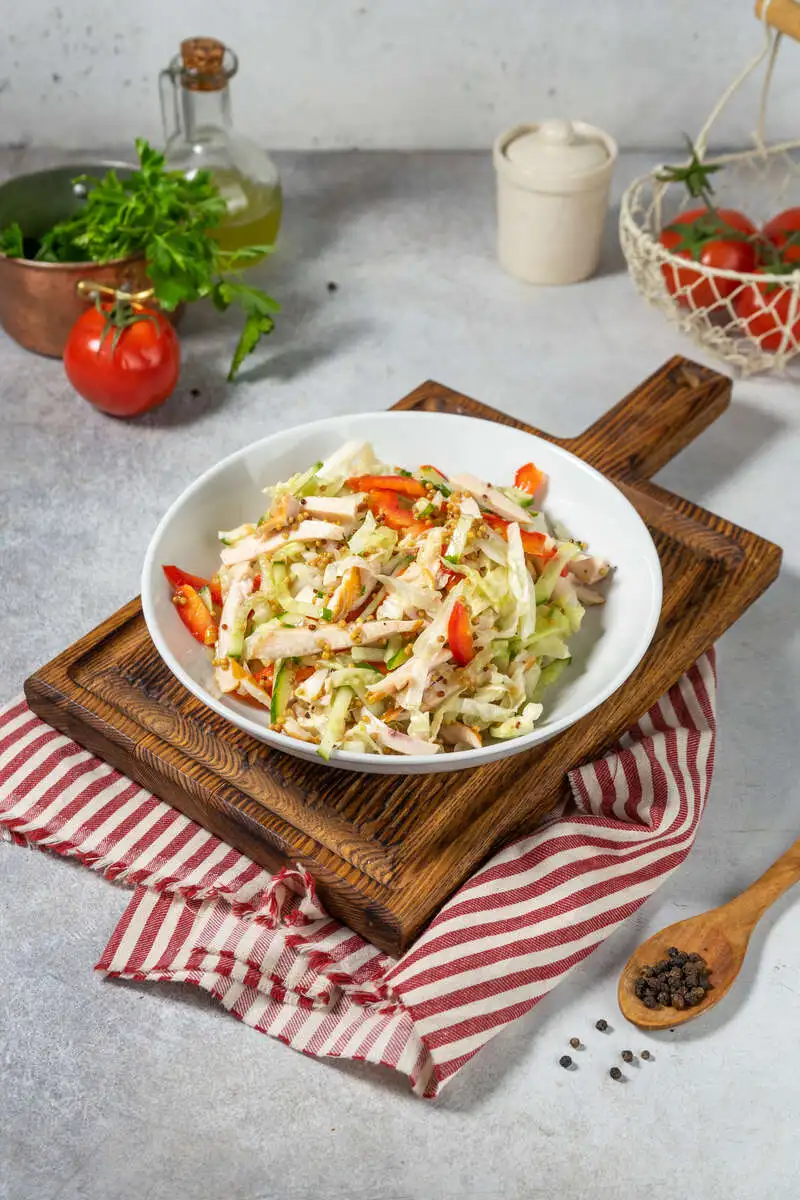 Салат с копченой грудкой