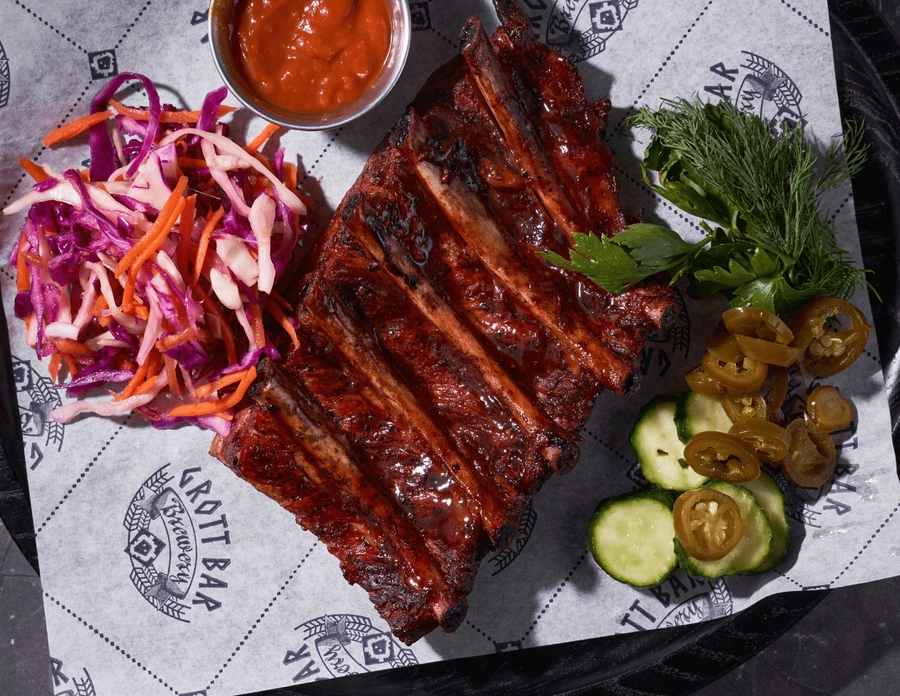 Свиные ребра BBQ с огурцами бурбон, халапеньо и капустным салатом500/130г