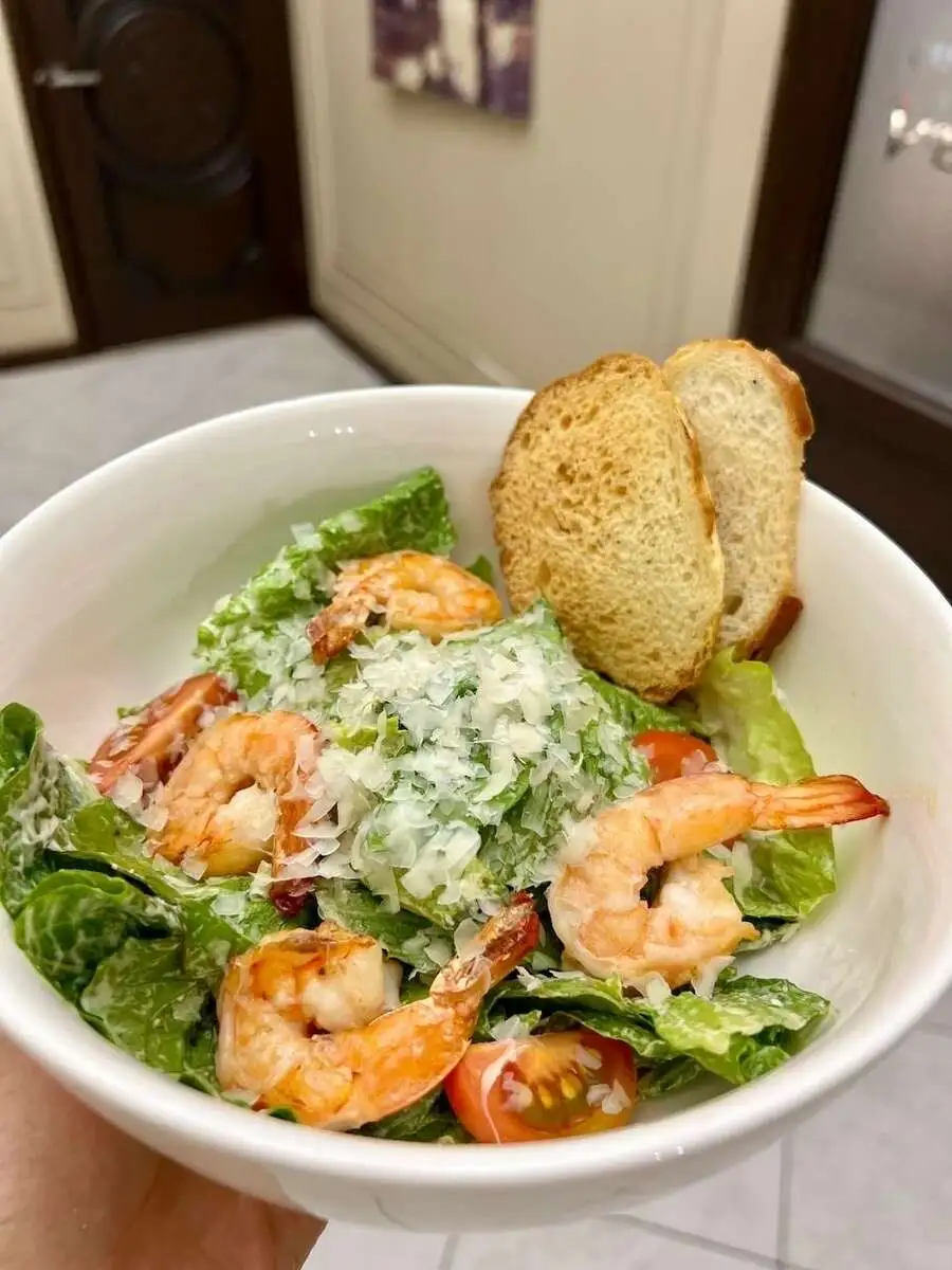 Салат Цезарь с креветками
