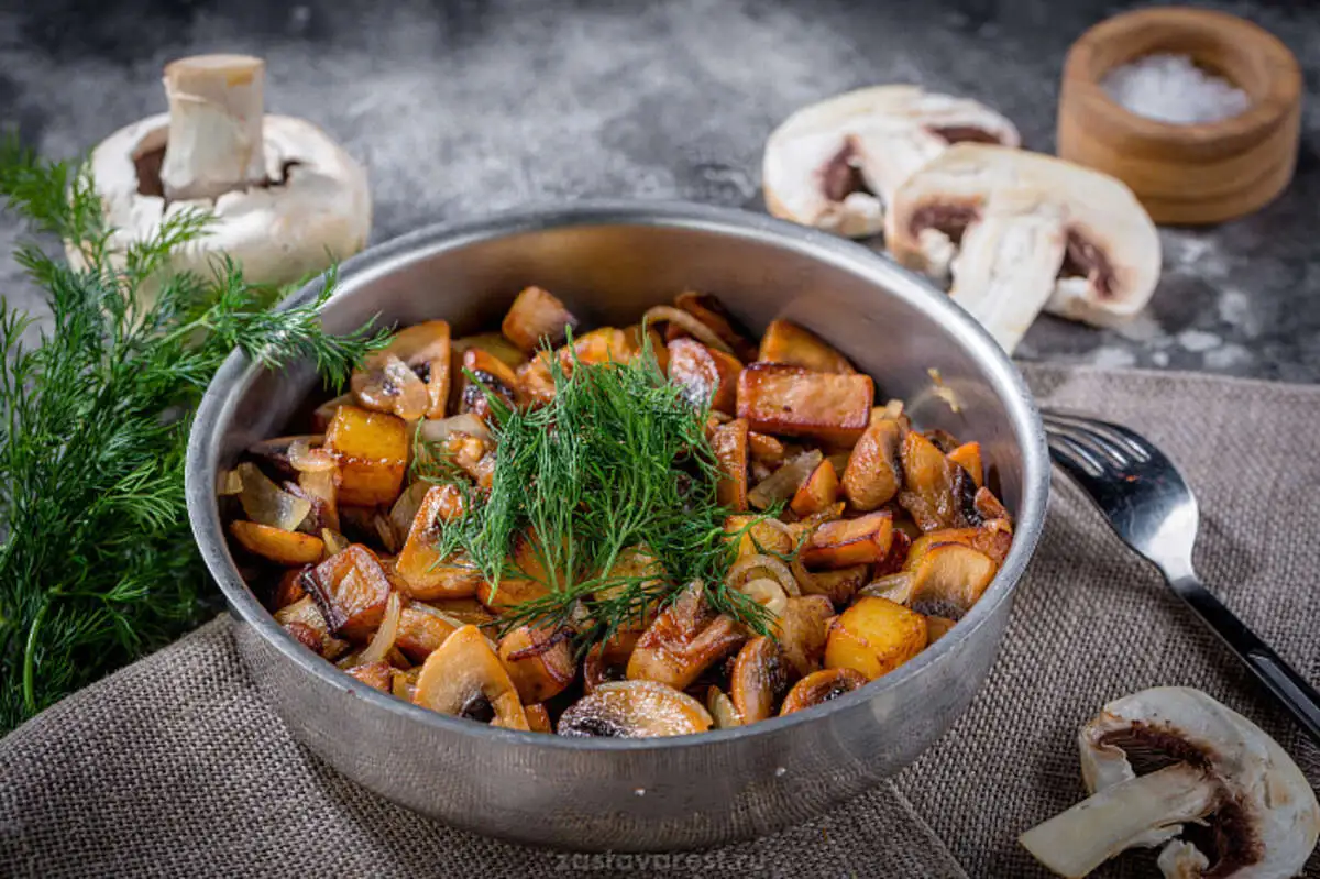 Грибы жаренные с картофелем и луком
