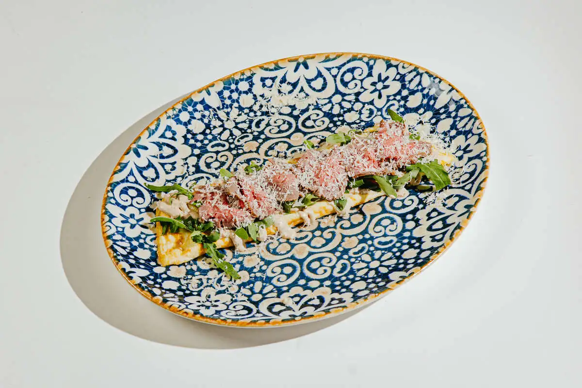 Омлет с ростбифом и соусом вителло тонато