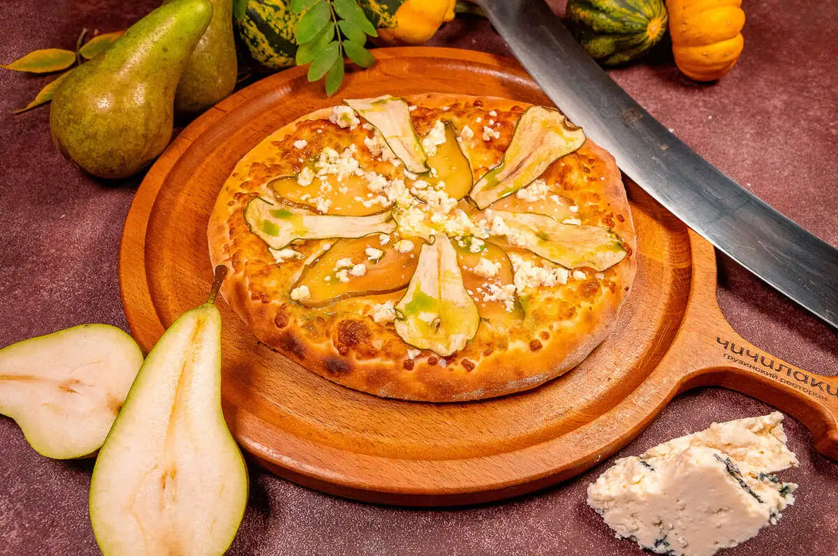 Хачапури с горгонзолой и грушей