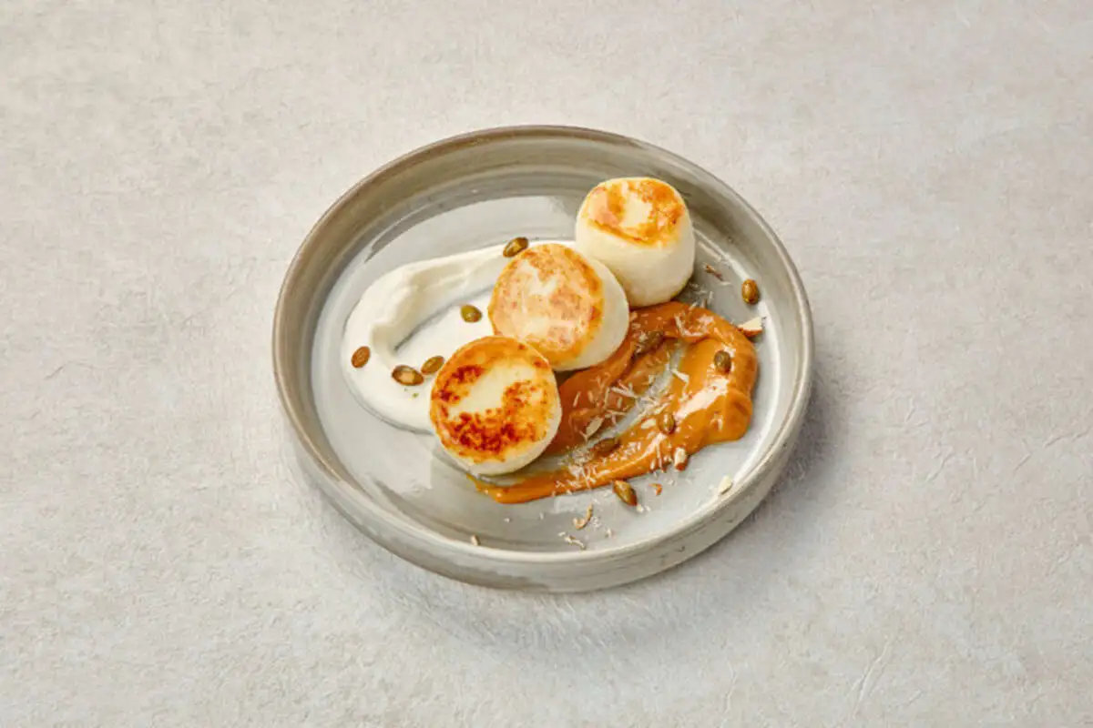 Сырники с карамельным соусом