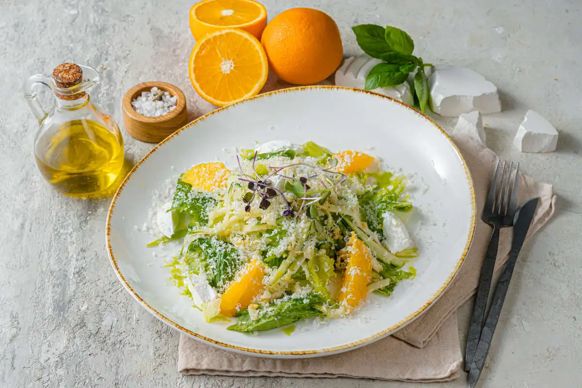 Зеленый салат с мягким козьим сыром, пармезаном,цуккини и апельсином
