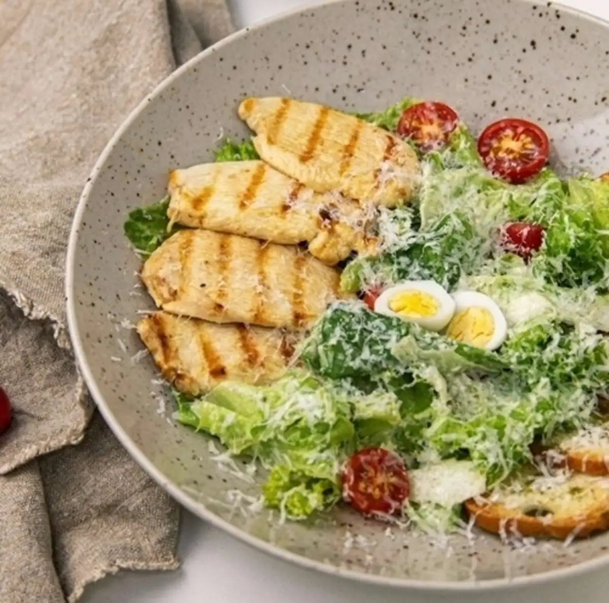 Салат Цезарь с курицей