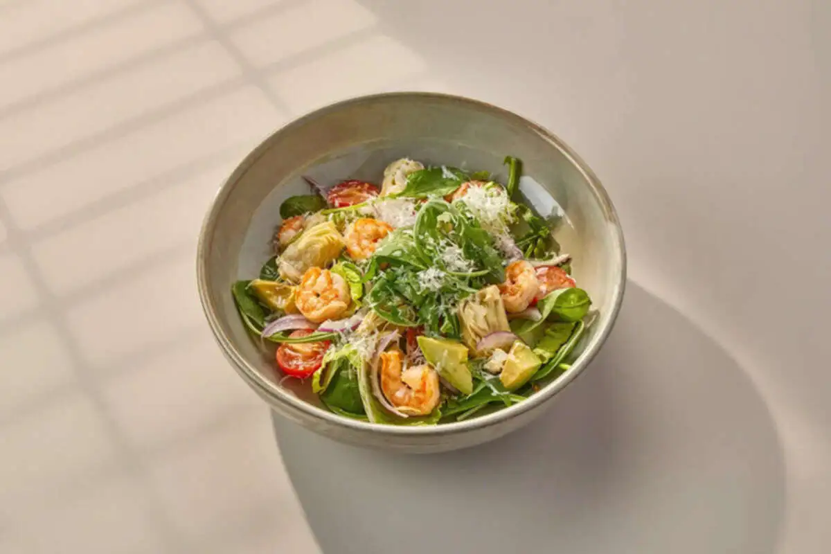  Салат с креветками и артишоками