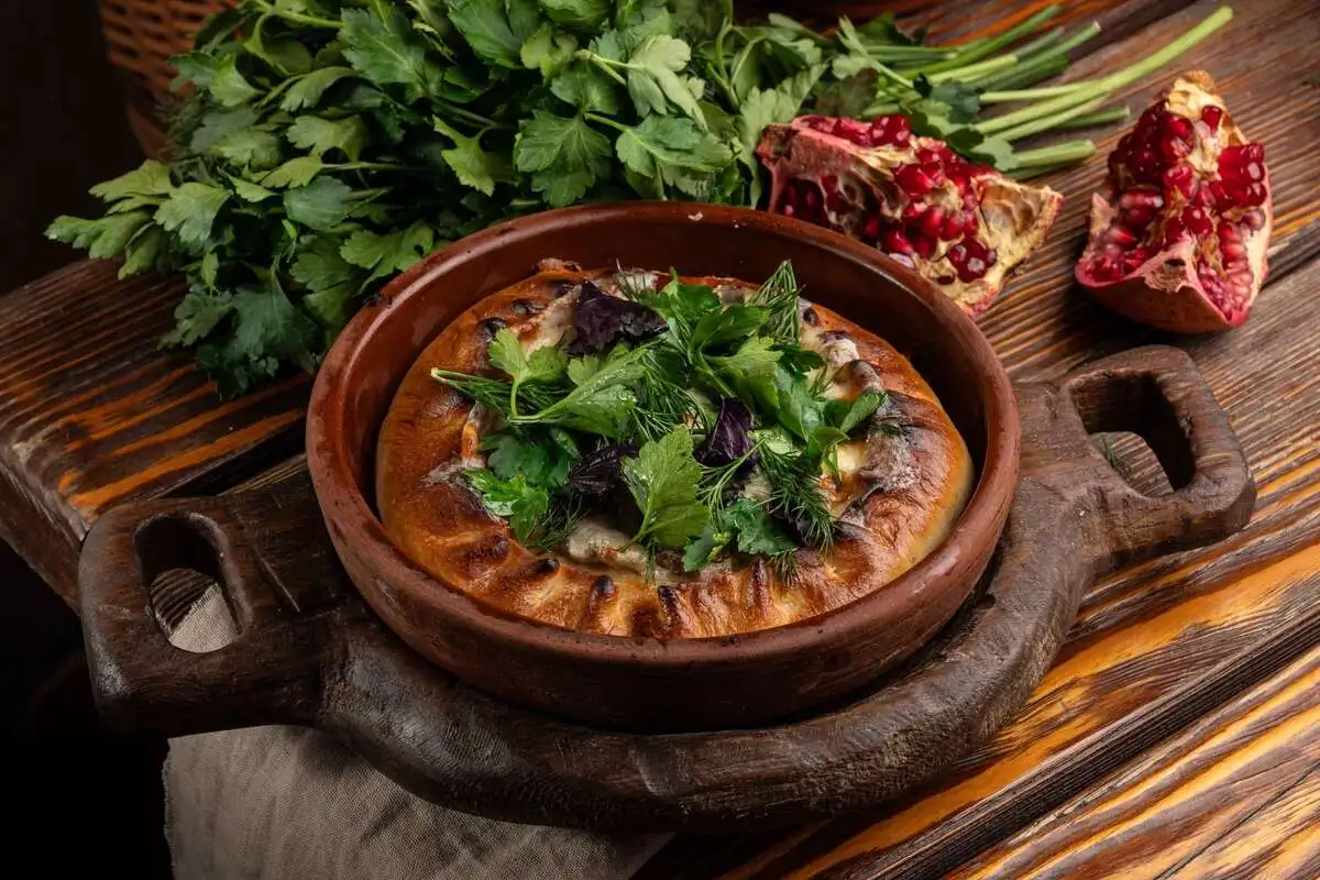 Кубдари с фаршем, сыром «Сулугуни» и зеленью 