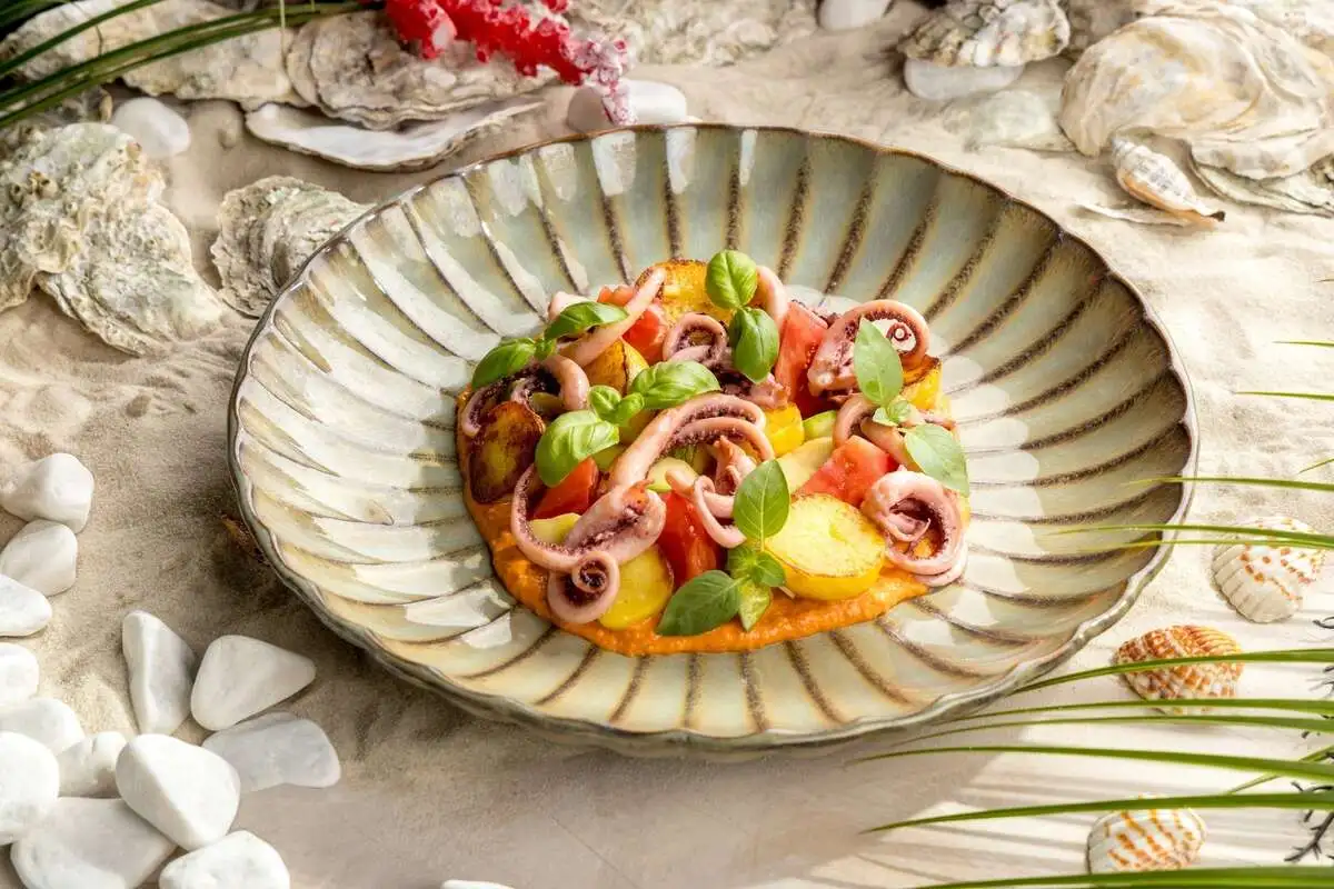 Теплый салат с щупальцами кальмара в соусе Ромеско