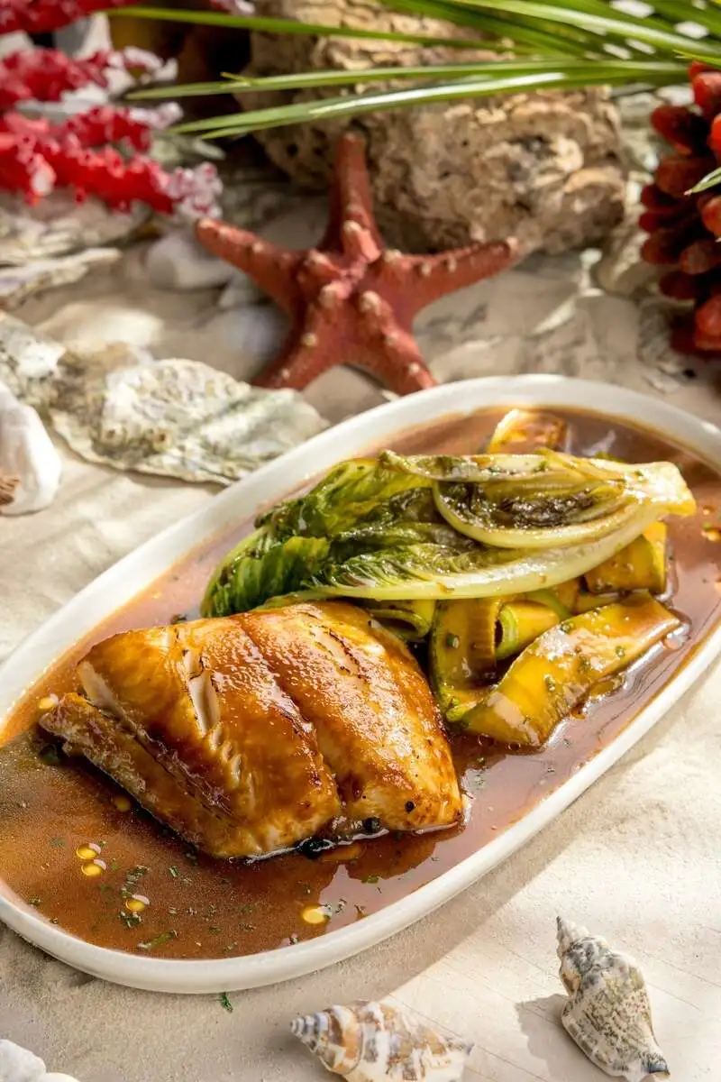 Черная треска в мисо глазури с романо гриль