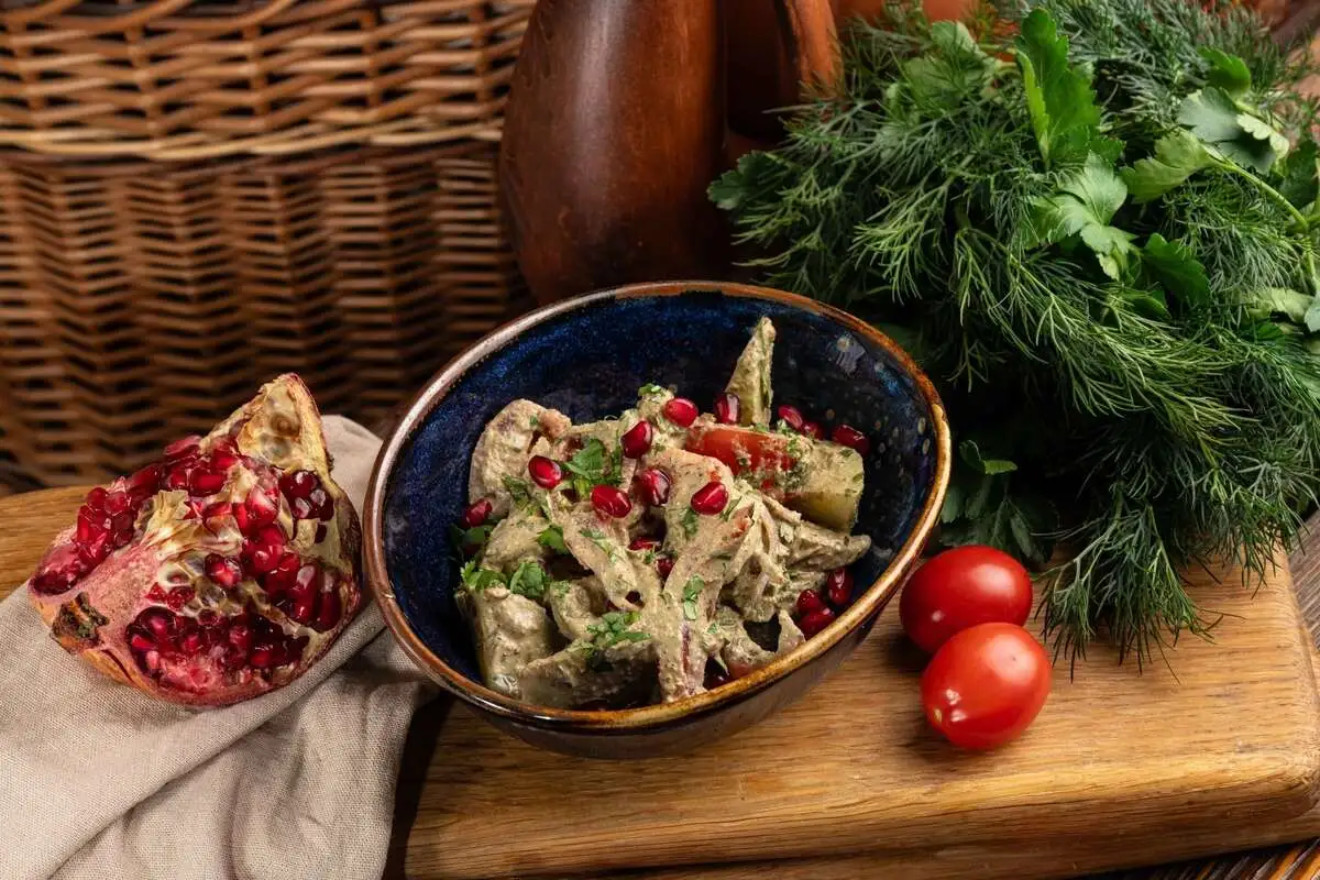 Салат по-грузински с орехами