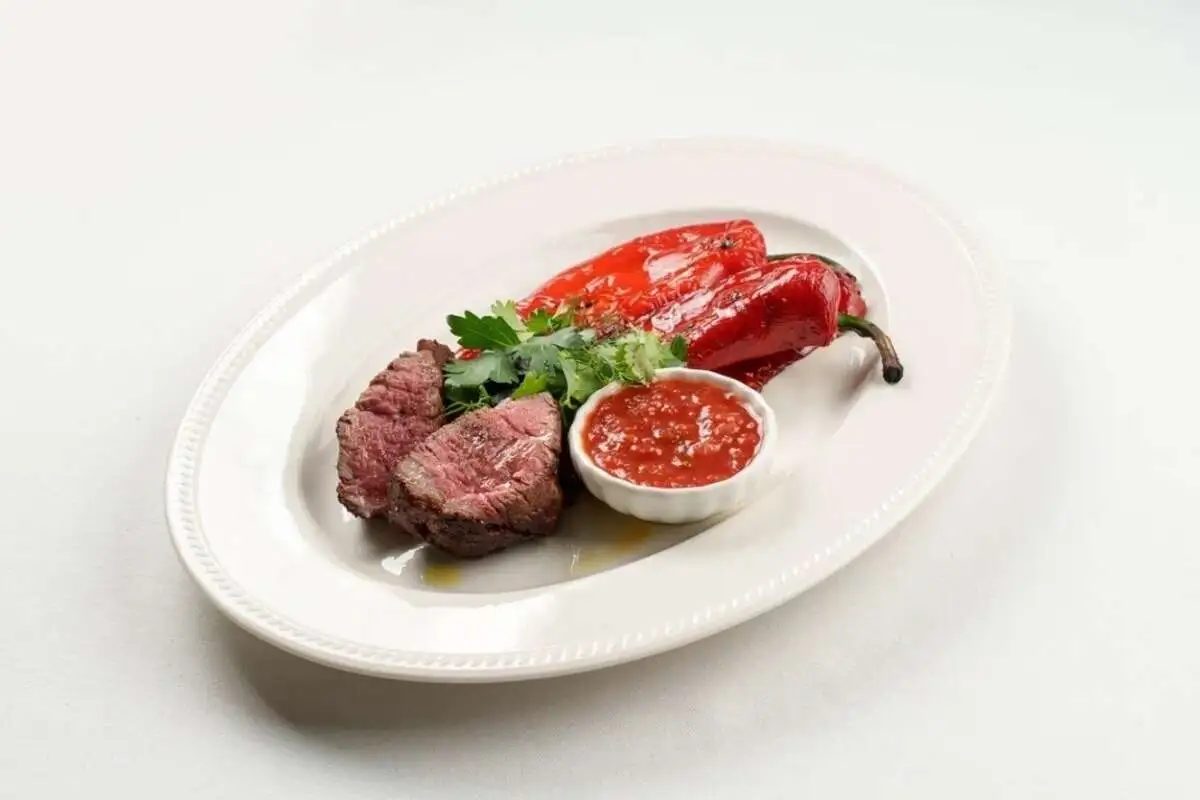 Стейк из говядины с перцами Рамиро