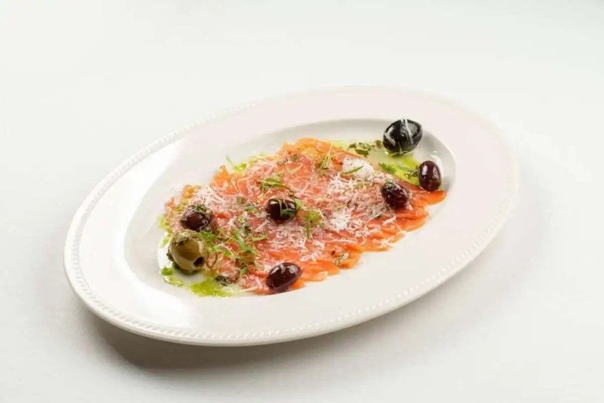Карпаччо из лосося с маринованными оливками и Пармезаном 