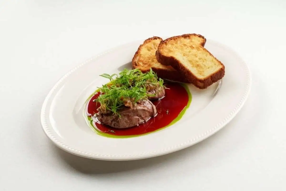 Паштет куриный с карамелизированным луком и гранатовым соусом