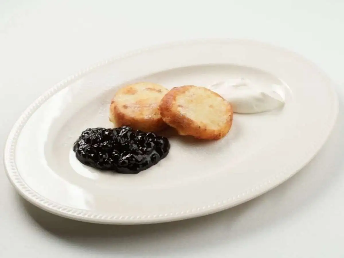  Сырники с черничным соусом и сметаной