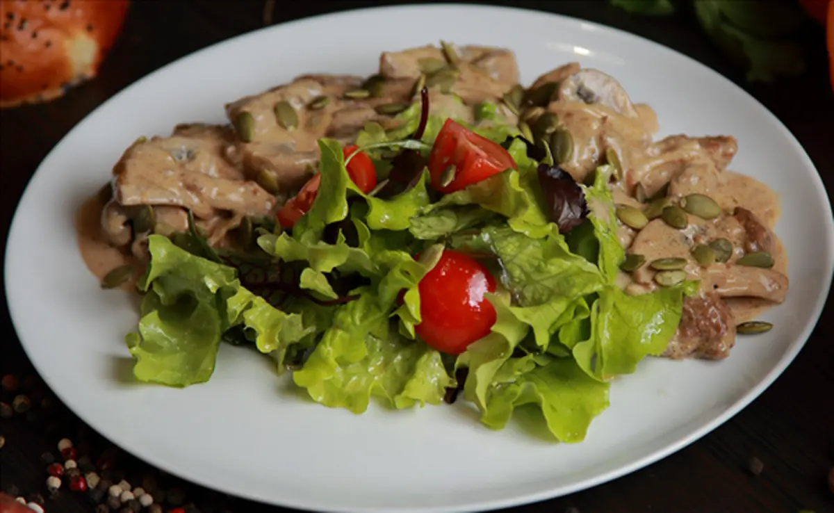 Теплый салат с куриной печенью