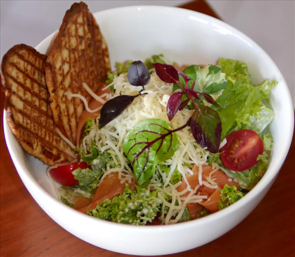 Салат Цезарь с лососем