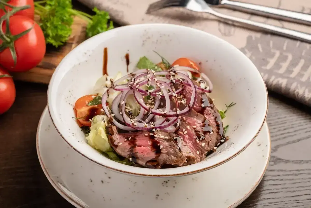 Салат с ростбифом и баклажанами