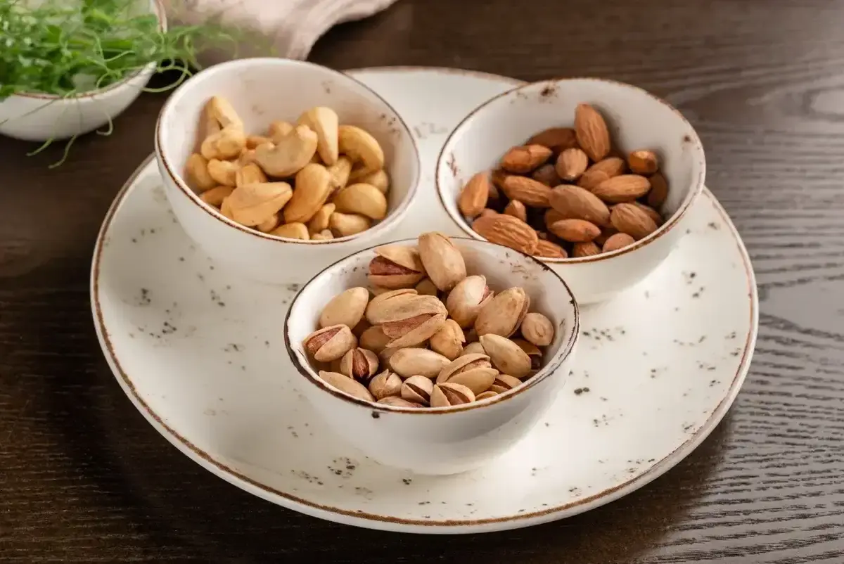 Ассорти орехов собственного копчения