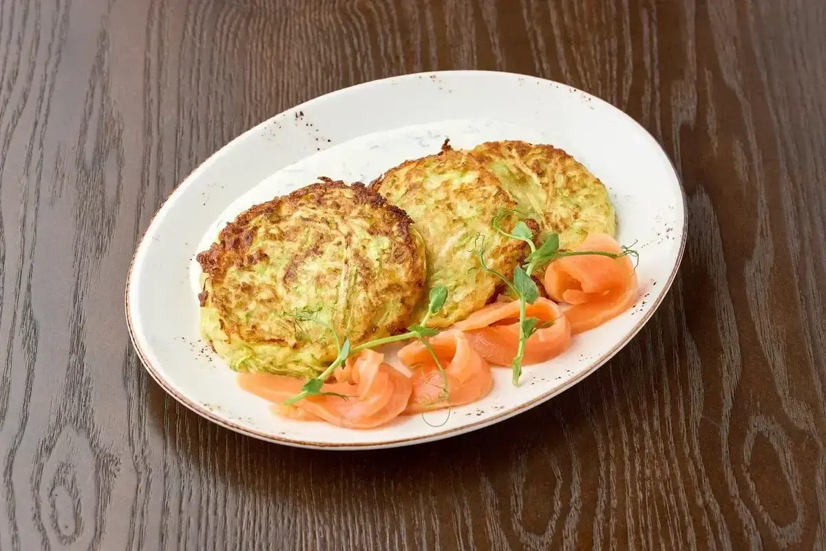 Домашние оладьи из кабачков со слабосоленой семгой