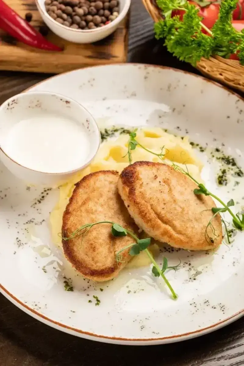 Котлетки из цыпленка с картофельным пюре