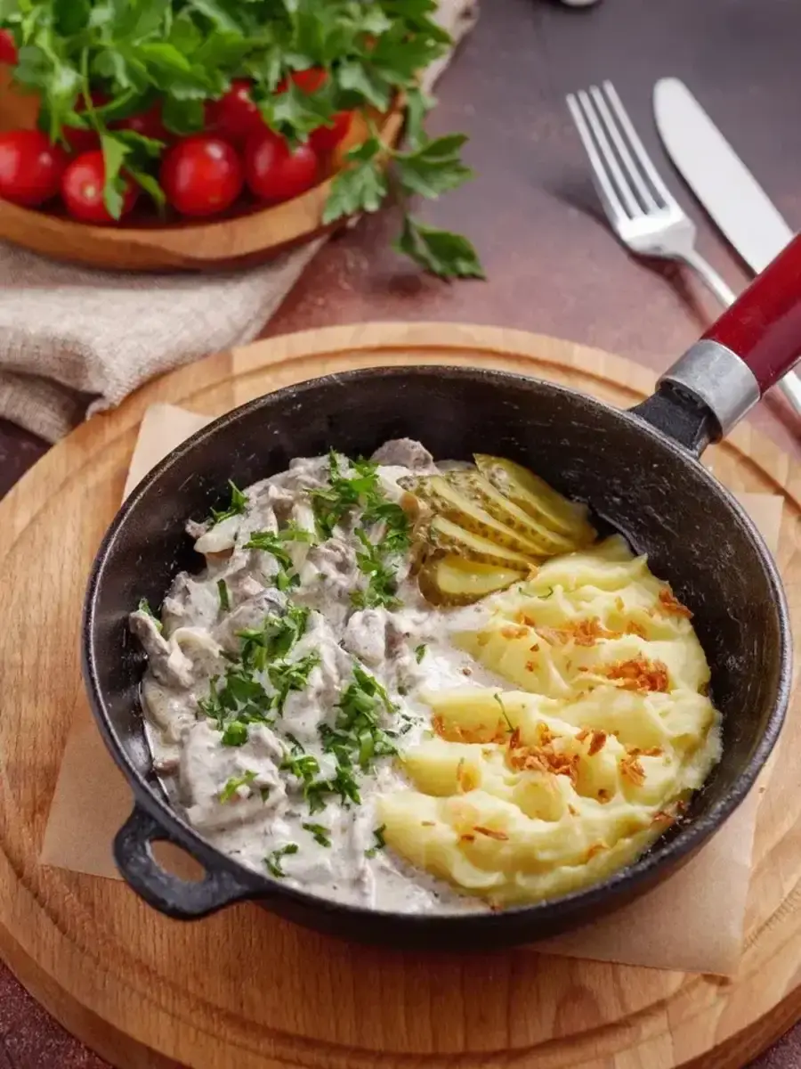 Бефстроганов с картофельным пюре