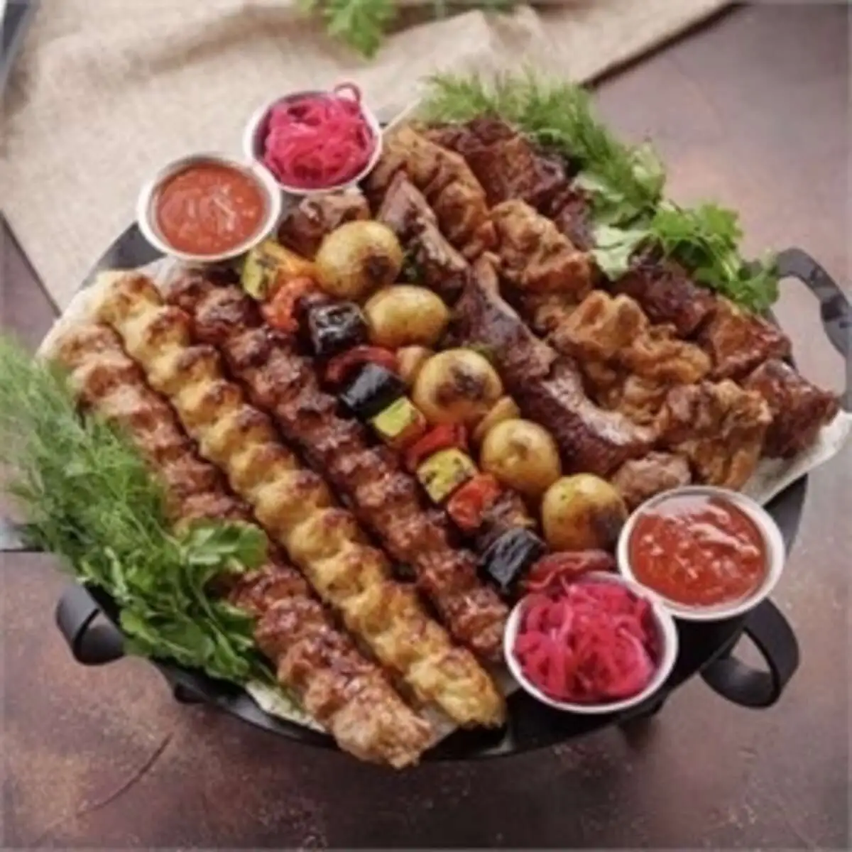 Ассорти шашлыков и кебабов с овощами-гриль и бэби-картофелем