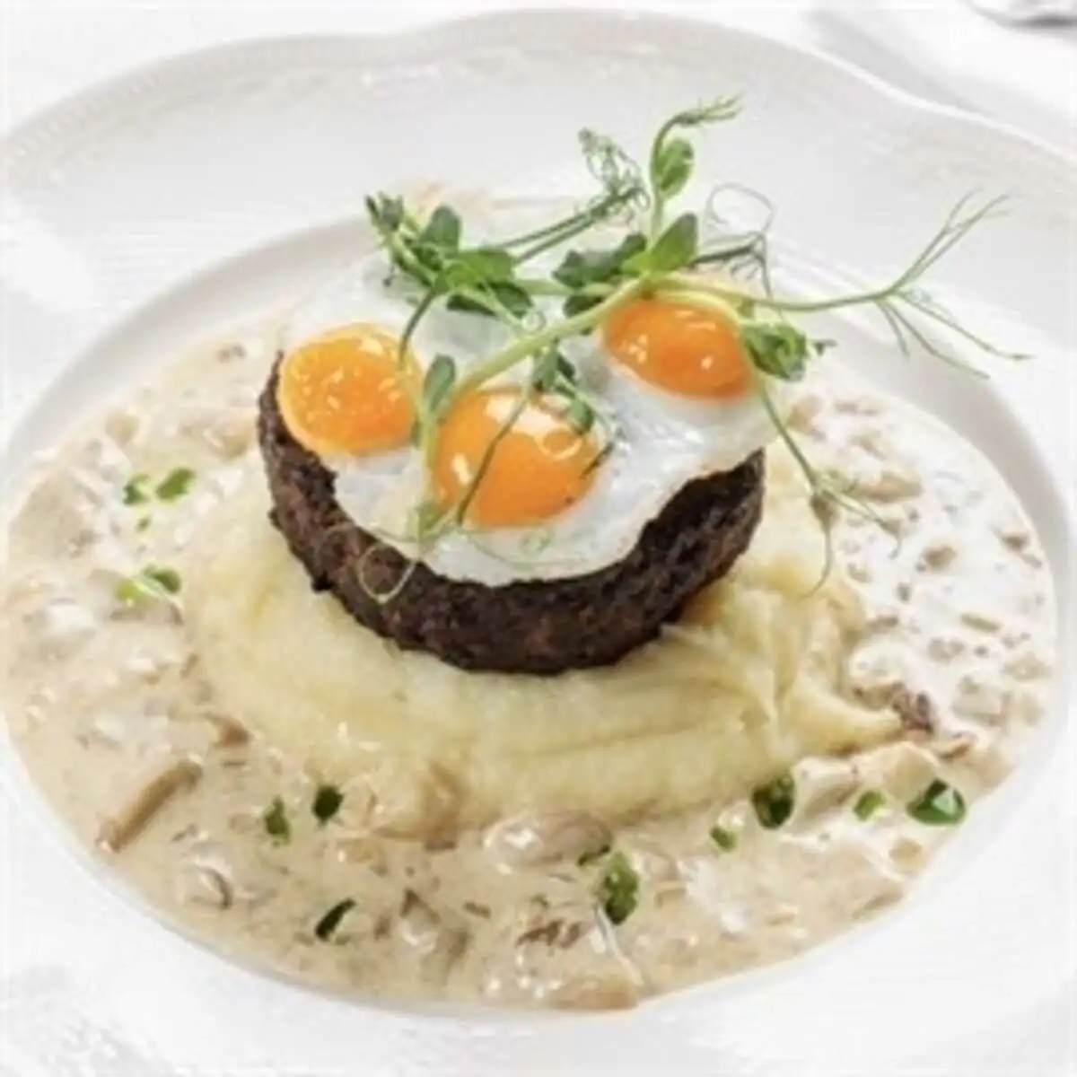 Бифштекс из марала с перепелиными яйцами