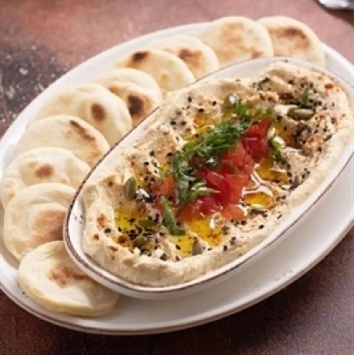 Хумус с томатами и лепешкой