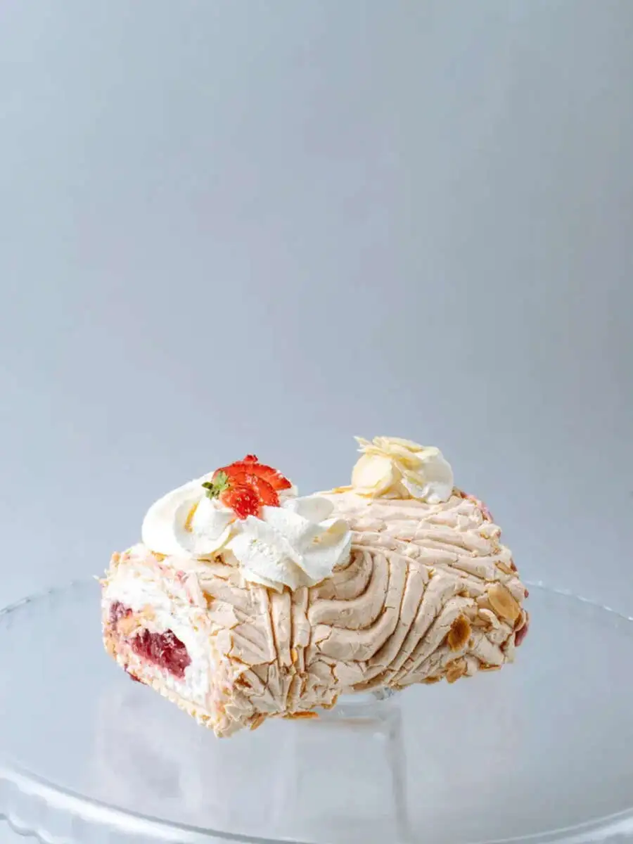 Меренговый рулет с клубникой 300гр