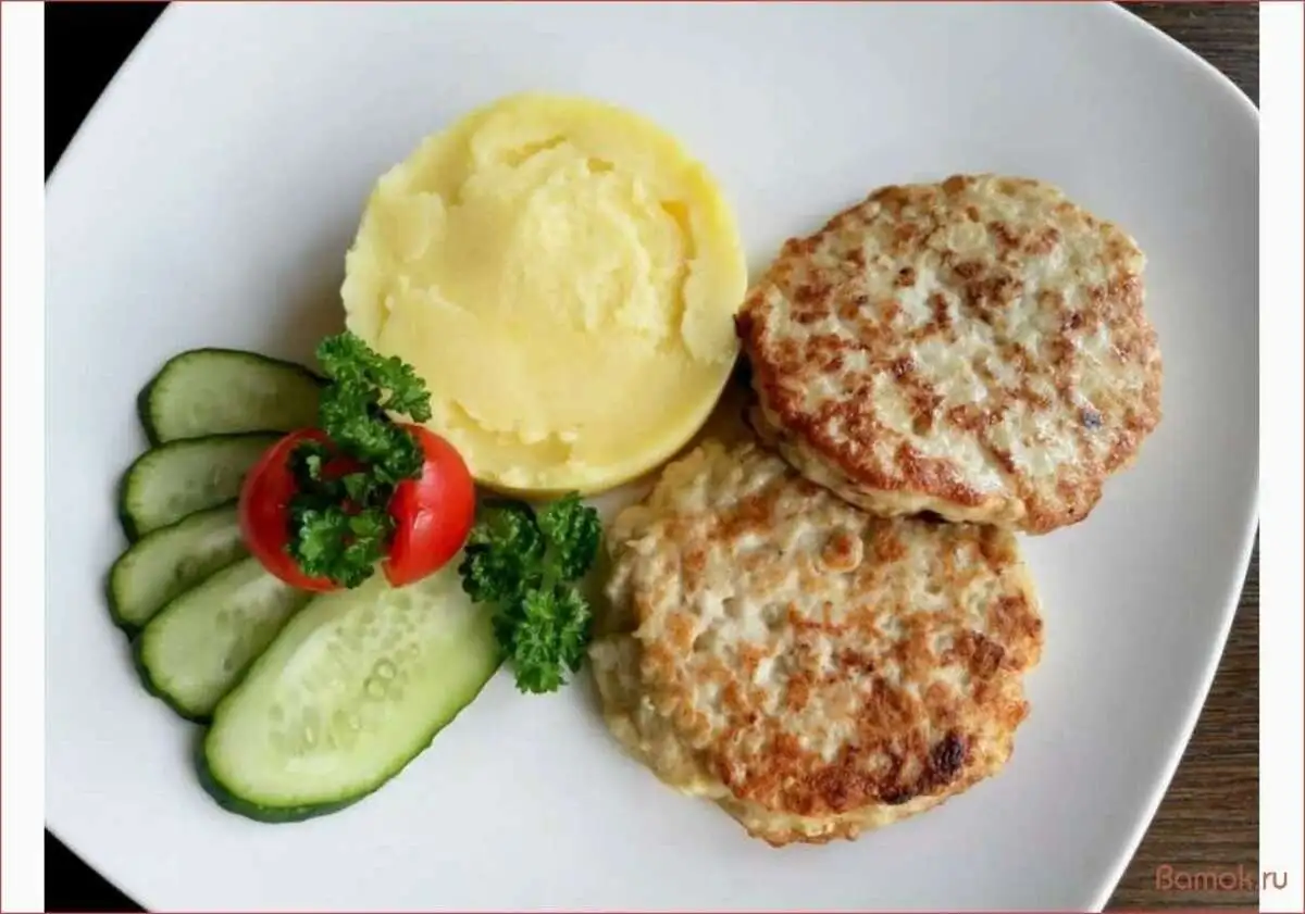 Котлетки из филе бедра индейки с картофельным пюре и клюквенным соусом