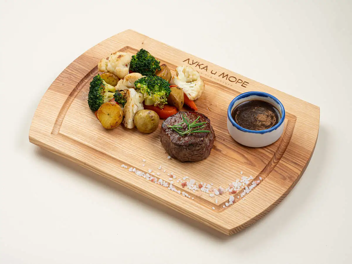 Медальоны из говядины с фермерскими овощами