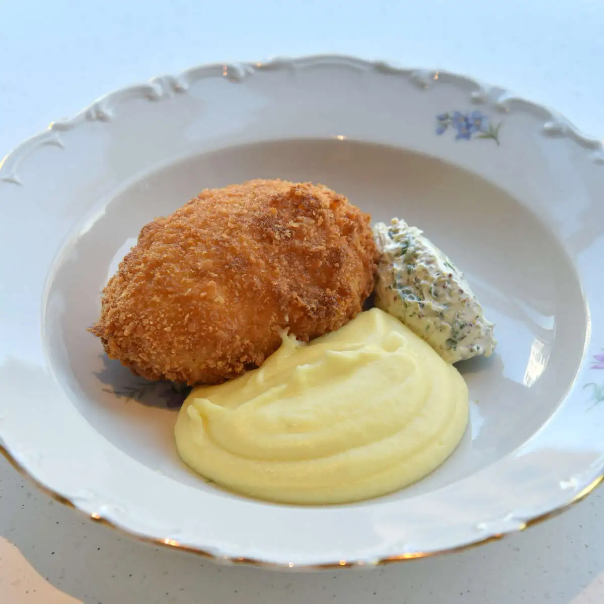 Куриная котлета с картофельным пюре