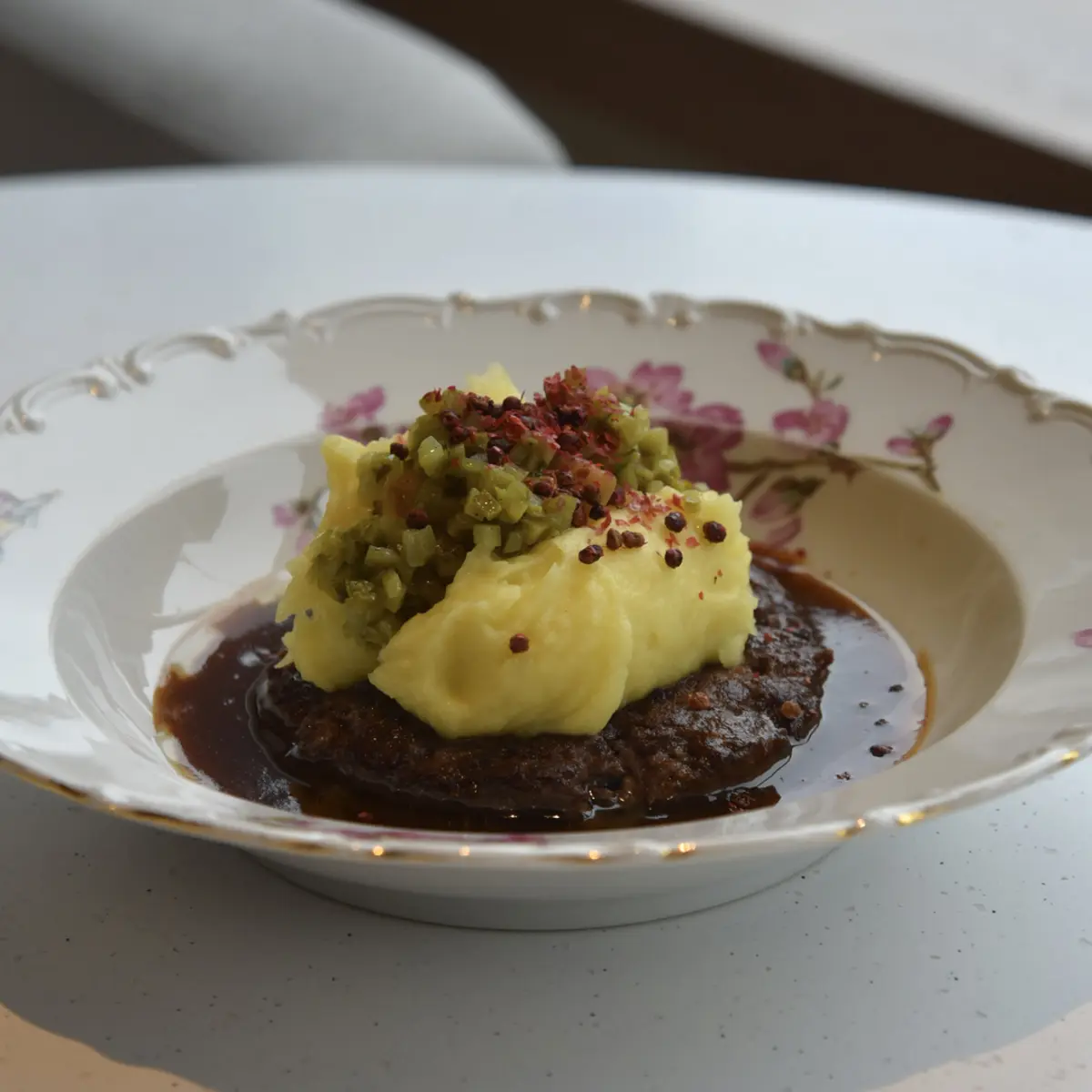 Бифштекс из говядины с картофельным пюре и корнишонами