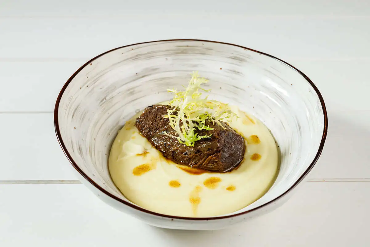 Говяжьи щечки с картофельным пюре