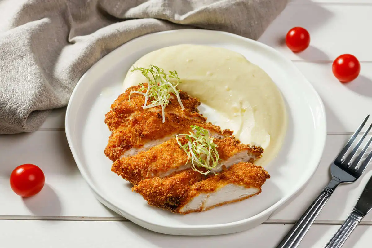 Шницель куриный с картофельным пюре