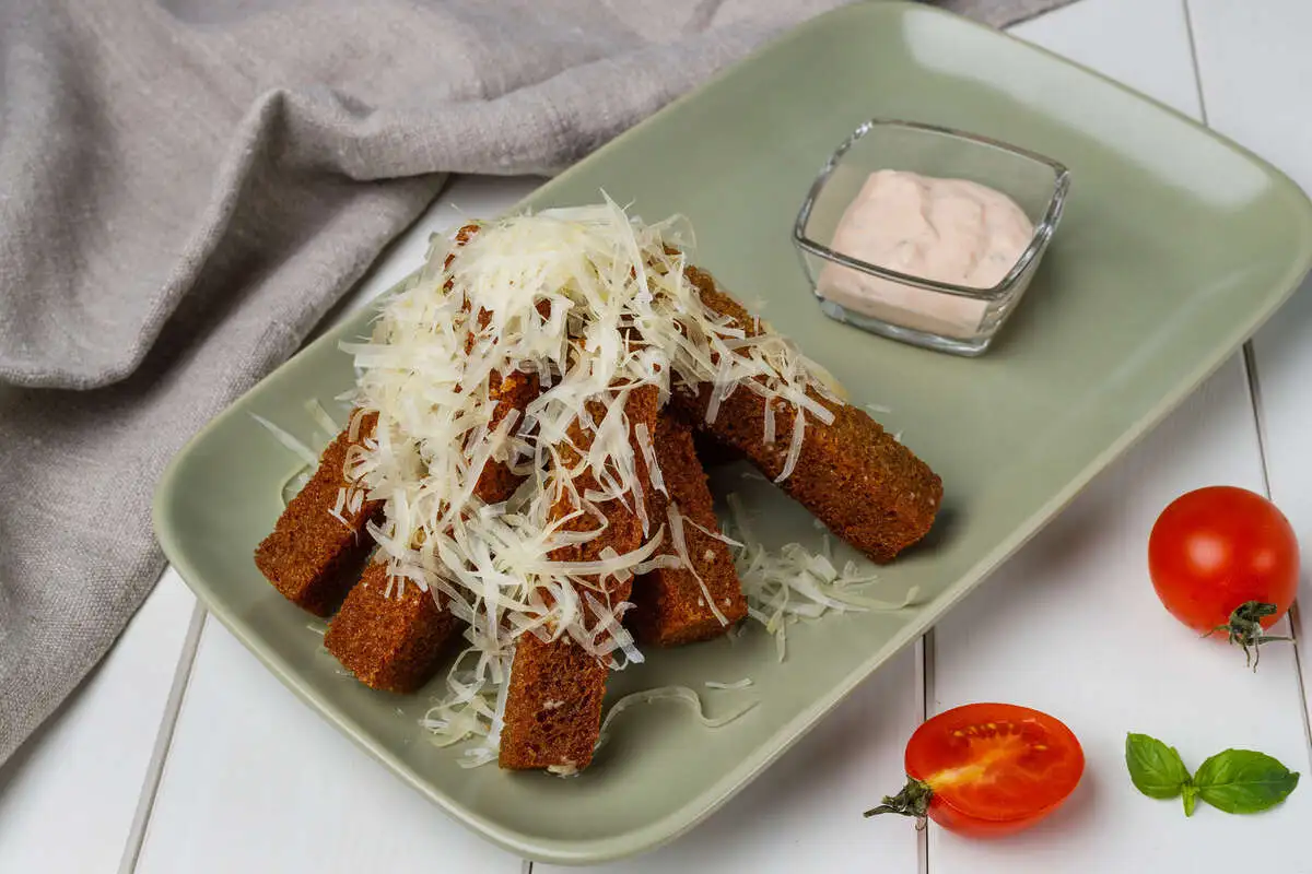 Чесночные гренки с пармезаном