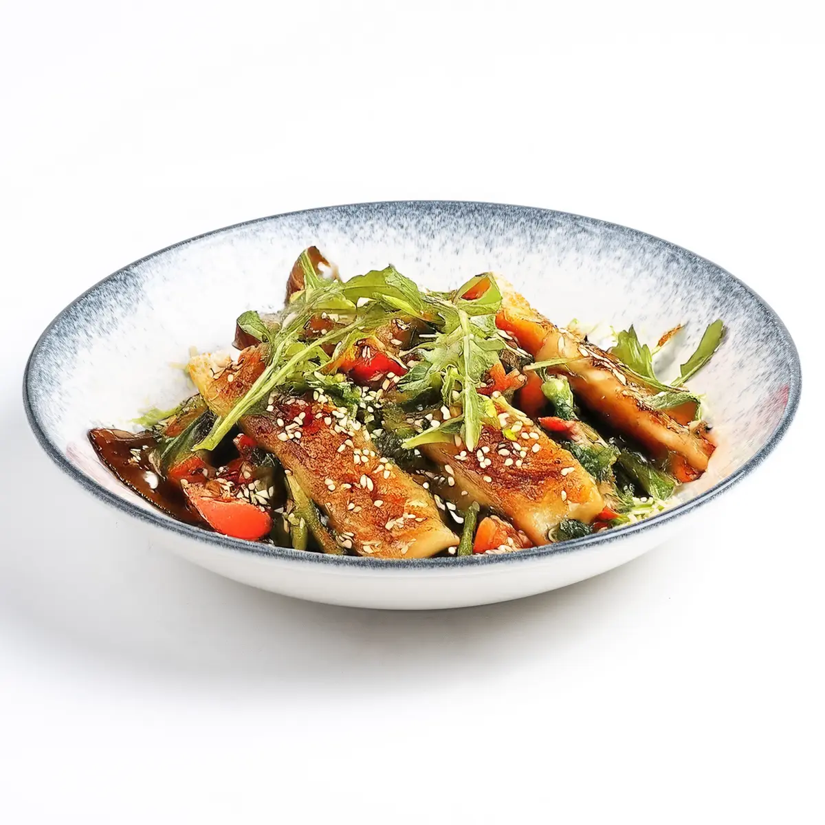 Салат из жаренных баклажанов с листьями и помидорами