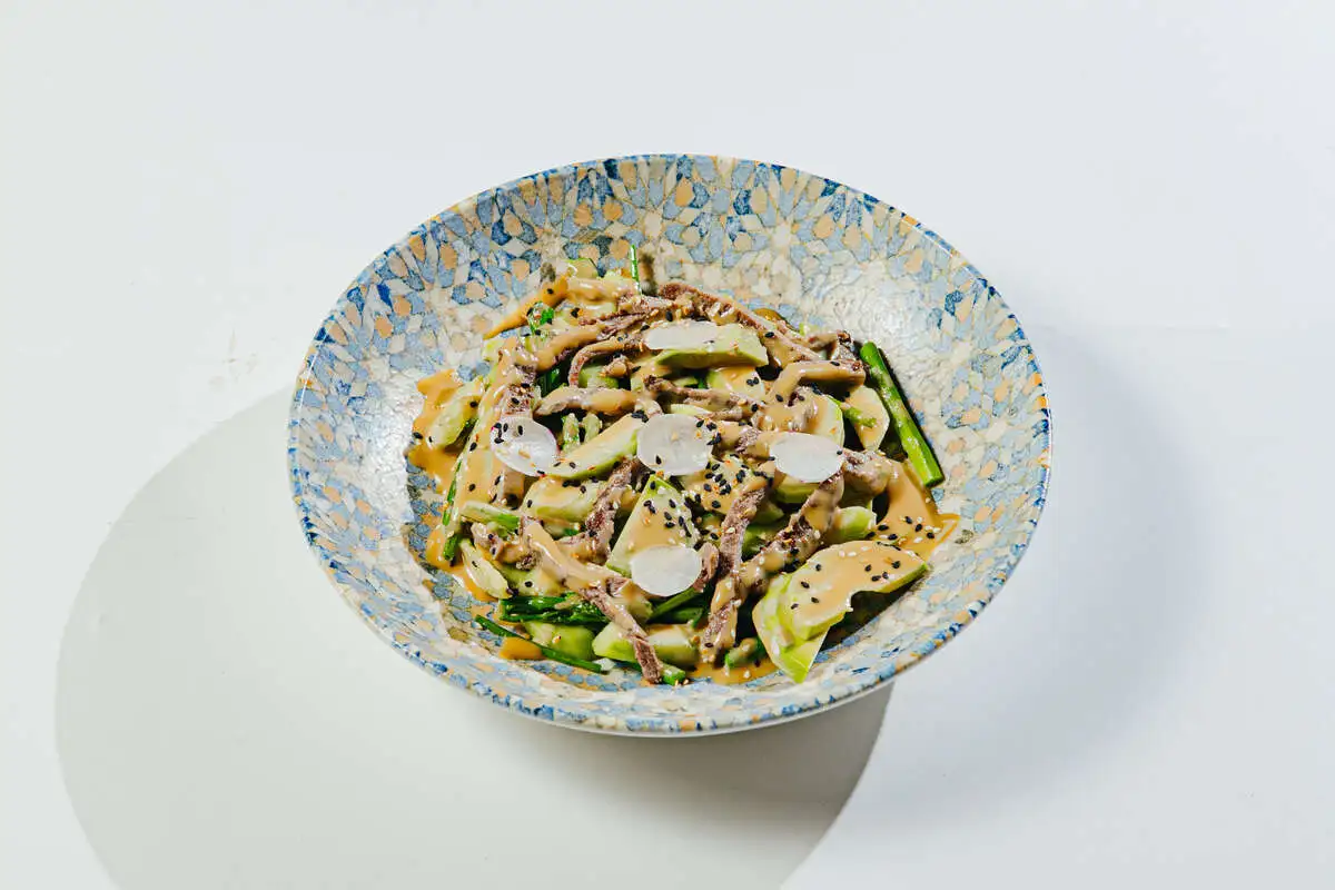 Салат с говядиной, спаржей и огурцами