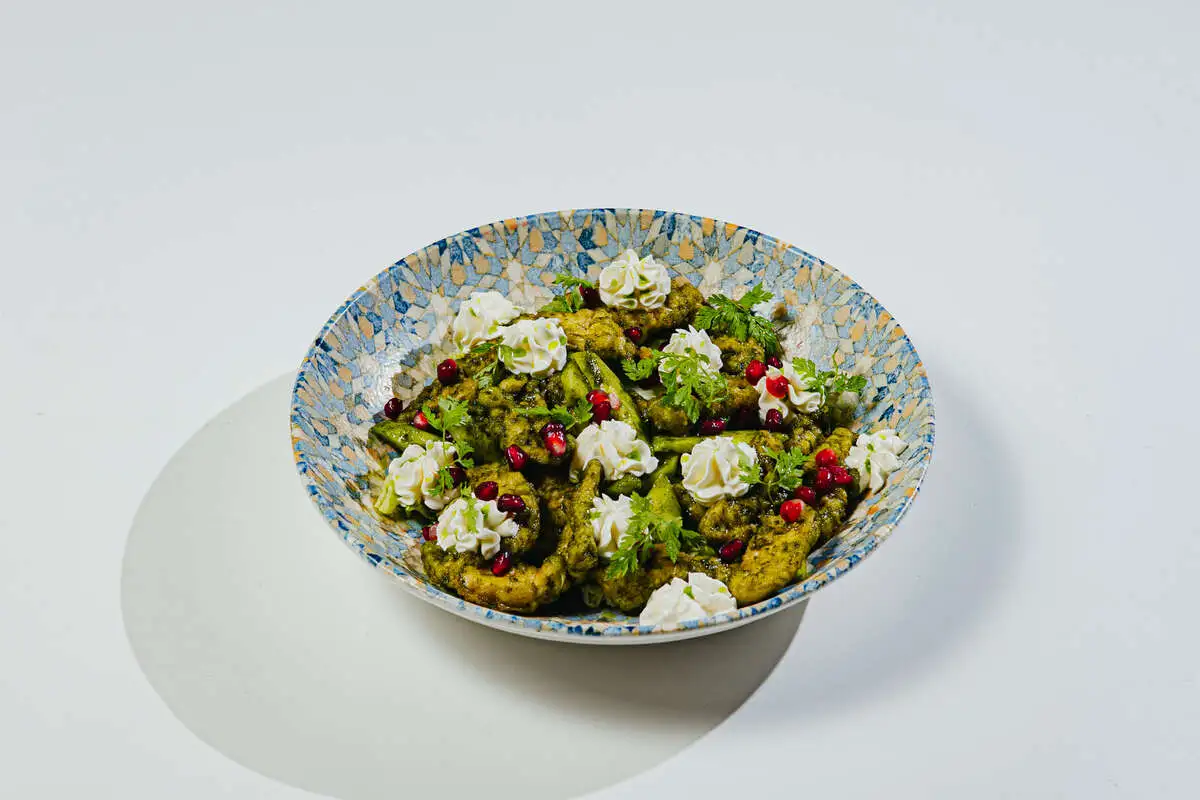 Салат баклажанами, огурцами и козьим сыром