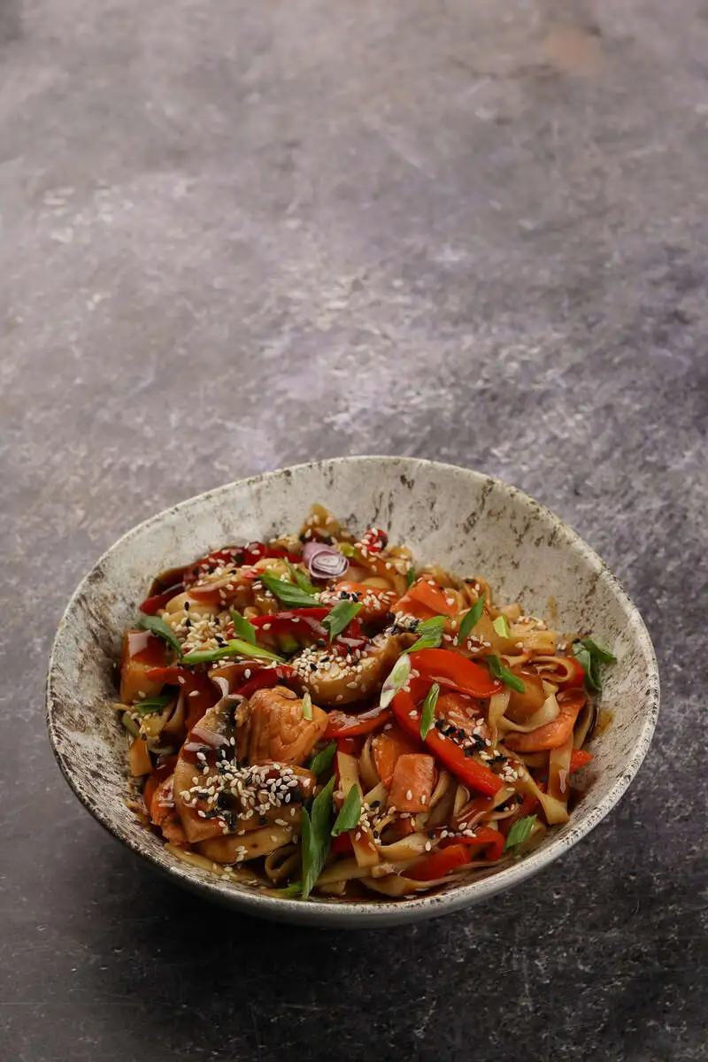 Wok с лососем 