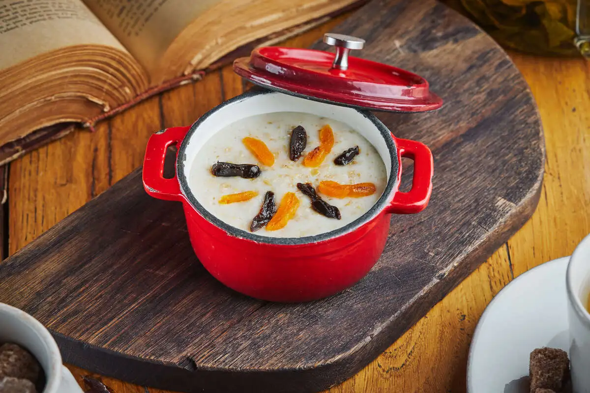 Каша овсяная с сухофруктами