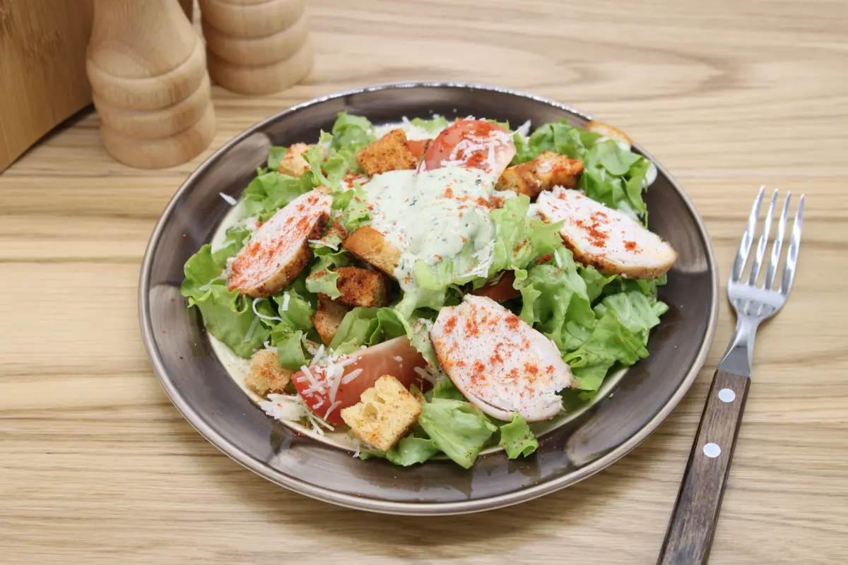 Салат Цезарь с курицей