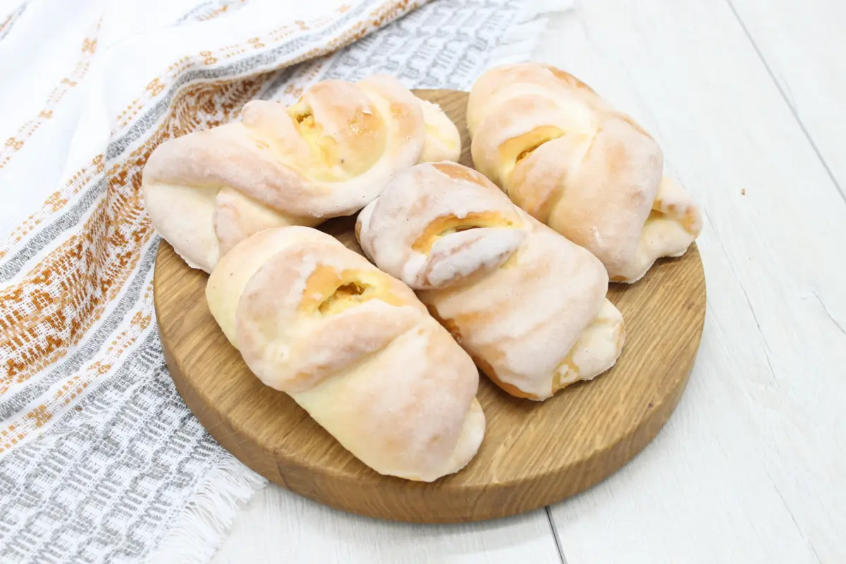 Пирожок с творогом и курагой