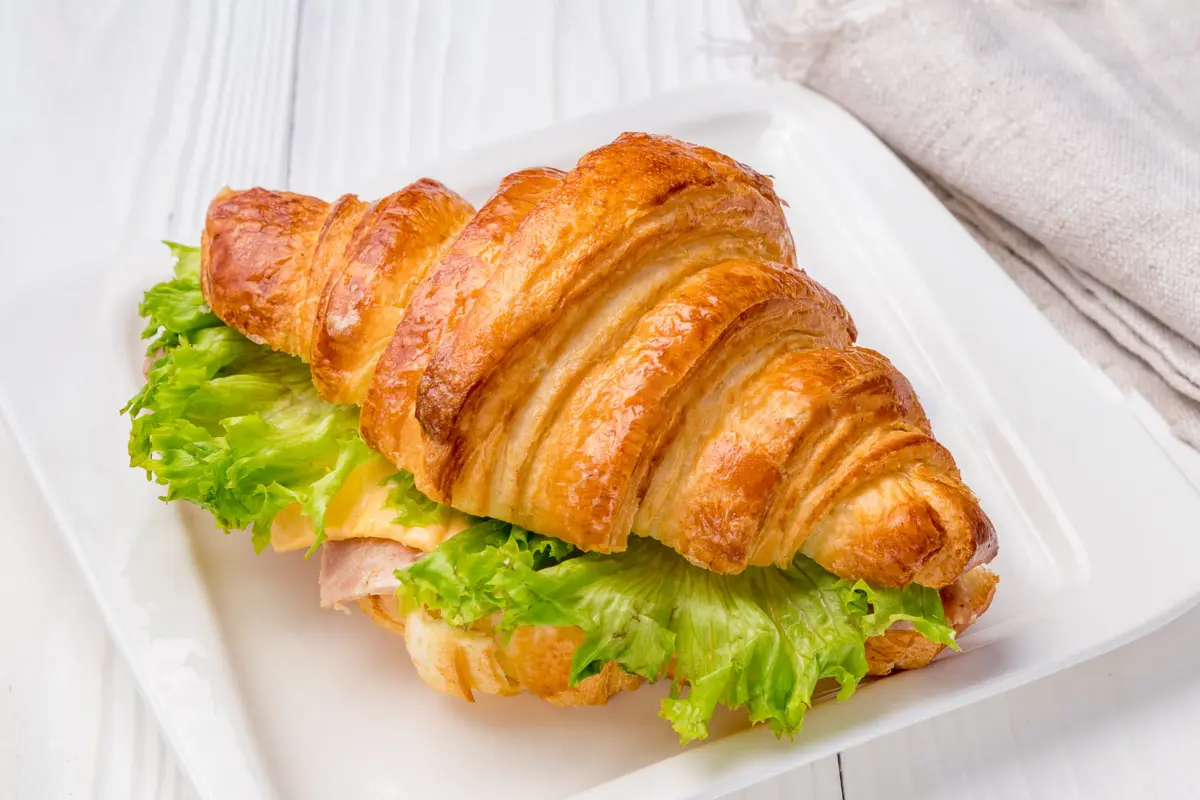 Круассан с курицей