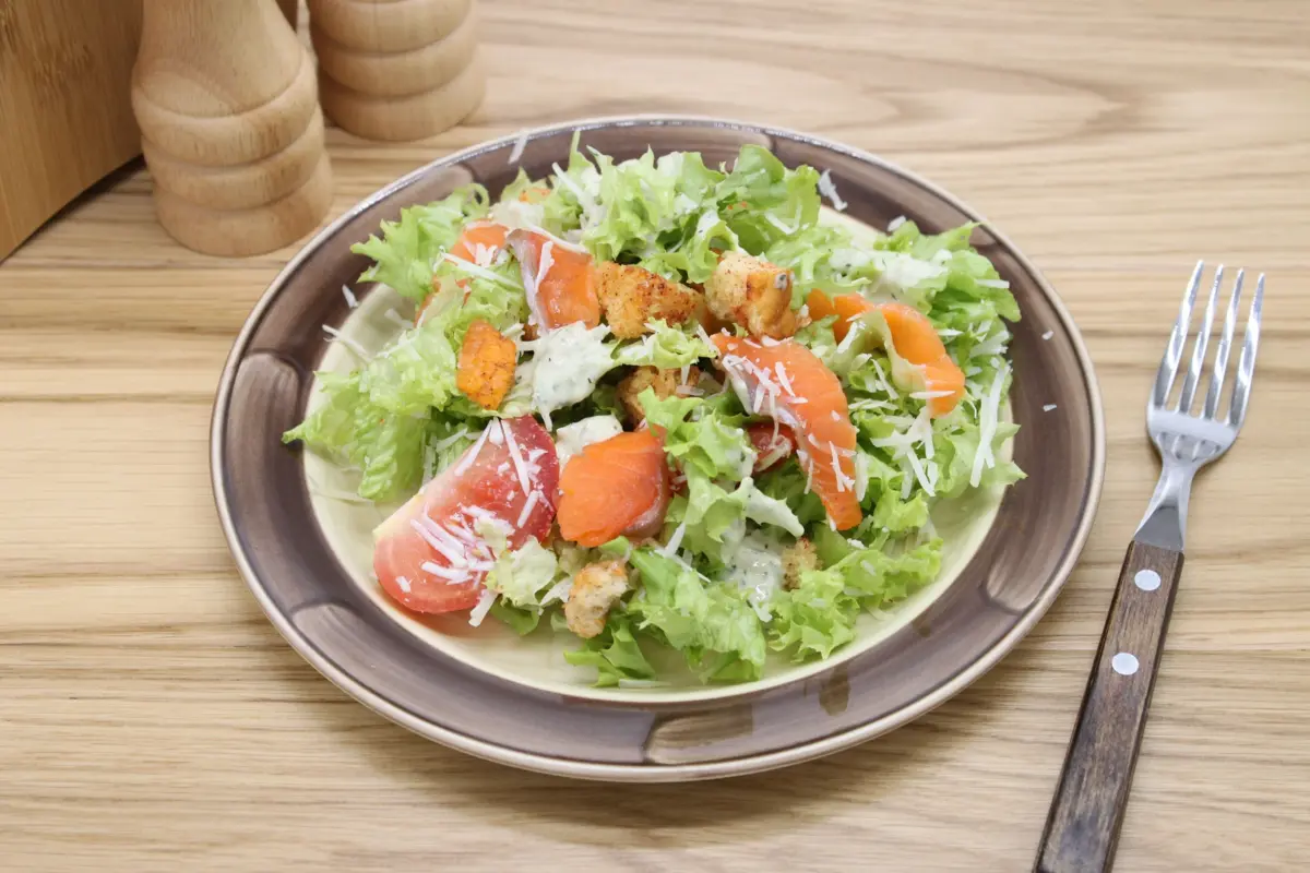 Салат Цезарь с лососем